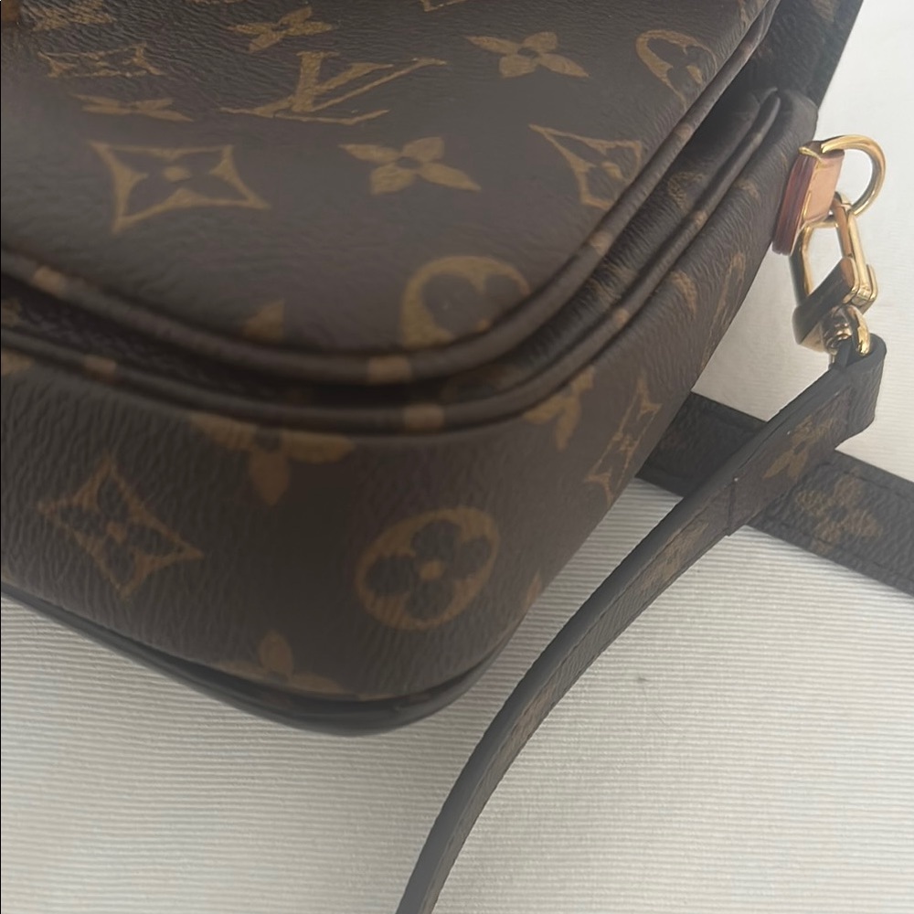 Louis Vuitton Monogram Pochette Métis - Picture 12 of 15
